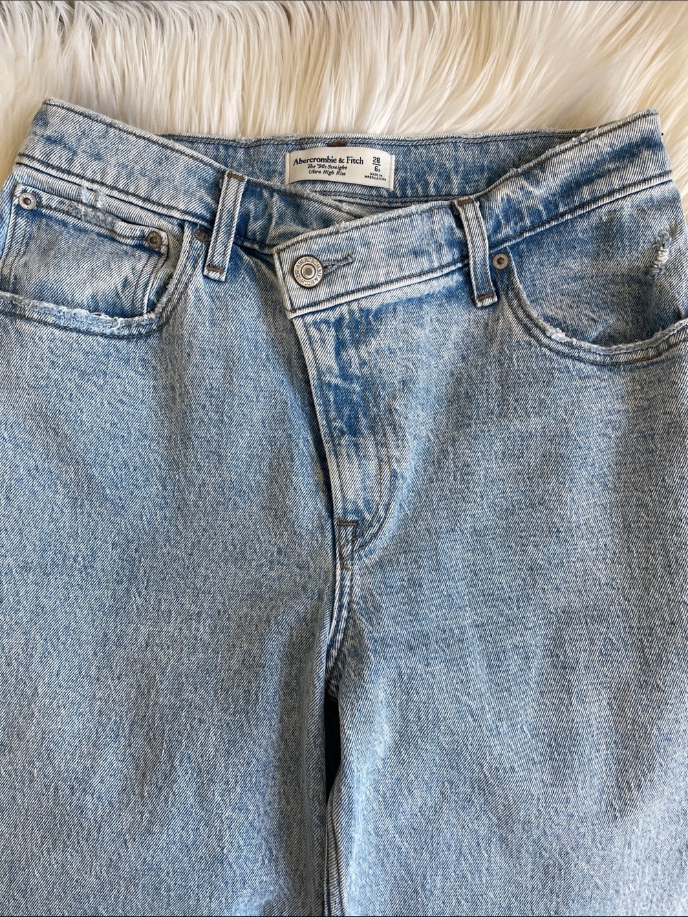 ✨Abercrombie & Fitch Ultra High-Rise 90s Straight Jeans in Light Blue Wash 28/6S